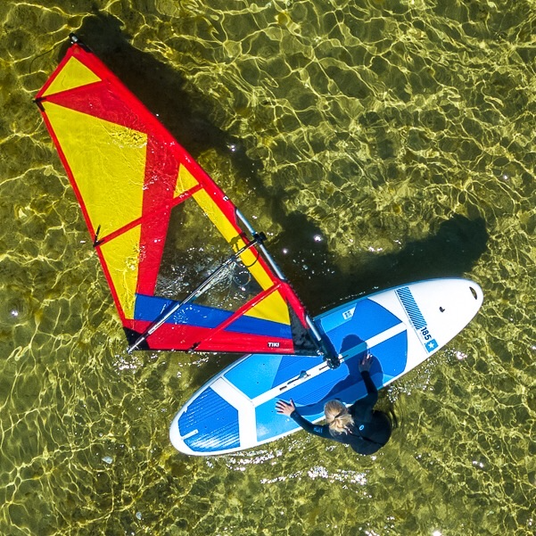 Windsurfing, widok z góry, wchodzenie na deske, leżący żagiel