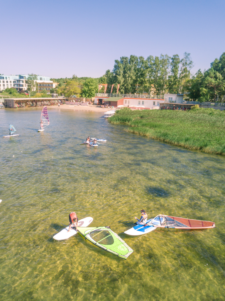 Windsurfing, ćwiczenia, lezący żagiel, widok z góry, blisko brzegu, bałtyk