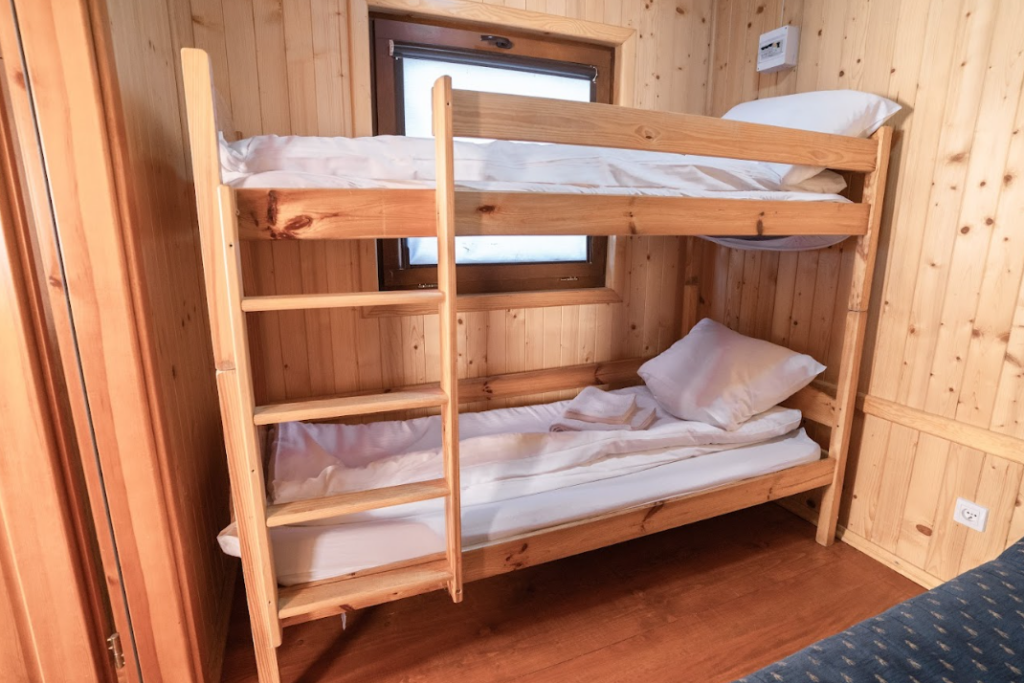 Kolonie nad morzem 2026: zakwaterowanie w Jastarni i Juracie.