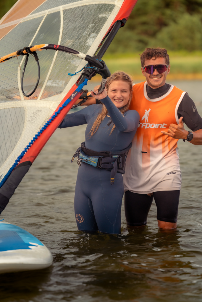 Jak rozpocząć naukę windsurfingu? Poradnik dla początkujących